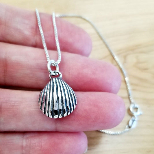 Vintage Natural Silver Clam Shell Charm Necklace – Elegant Valentine’s Day Gift